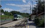 Der RBe 4/8 49 und LEB Be 4/8 35  Romanel  erreichen die Station Jouxtens-M�zery.