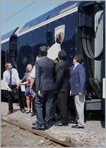 50 Jahre Blonay - Chamby Museumsbahn: Mit vereinten Kräften wird das überaschende  Wappen  am MVR ABeh 2/6 7503 enthüllt: die SEG G 2/2/2 105!  4.